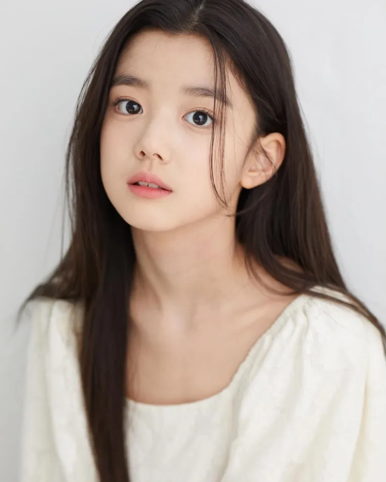 Portrait Photography,Girl,Physical/Facial feature,LoRA,FLUX.1