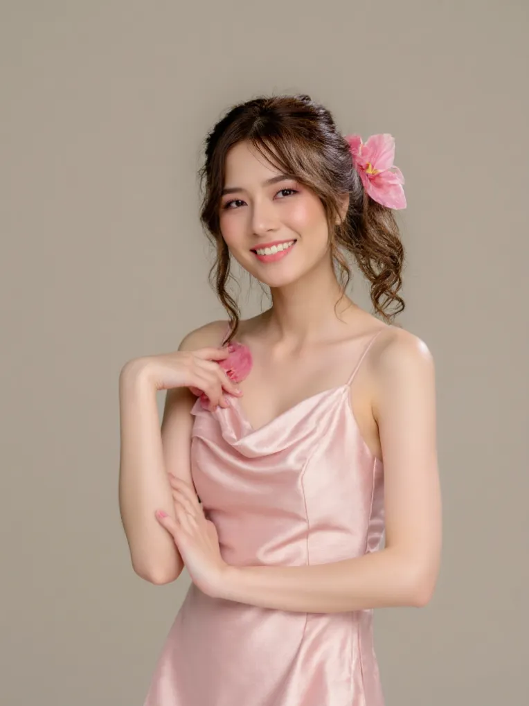 Portrait Photography,Girl,Physical/Facial feature,LoRA,FLUX.1