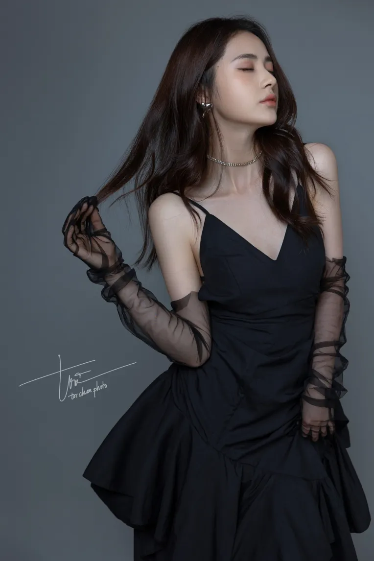 Portrait Photography,Girl,Physical/Facial feature,LoRA,FLUX.1