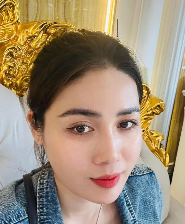 Portrait Photography,Girl,Style Boost,LoRA,FLUX.1