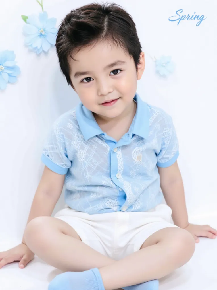 Portrait Photography,Boy,Physical/Facial feature,LoRA,FLUX.1