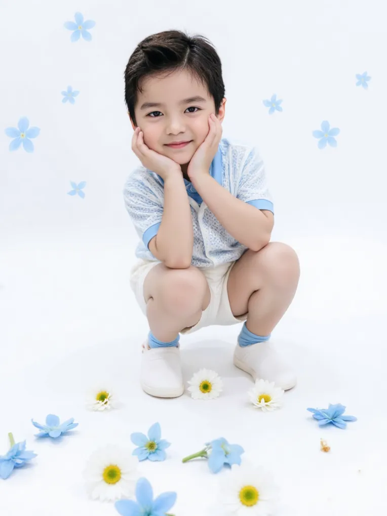 Portrait Photography,Boy,Physical/Facial feature,LoRA,FLUX.1